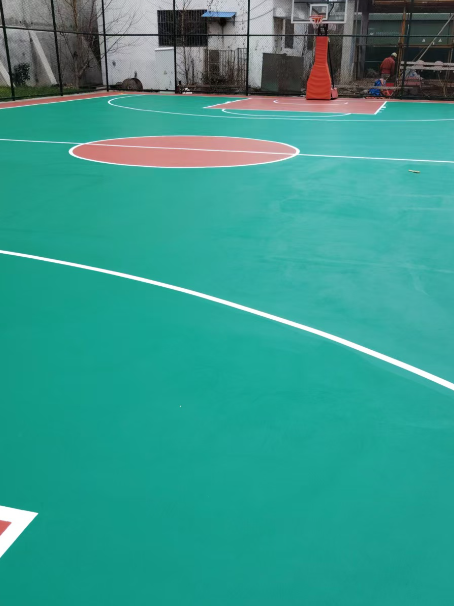 成安 球场长期使用易出现地面开裂